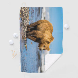 Mama beer kijkt naar haar twee kinderen golfhanddoek