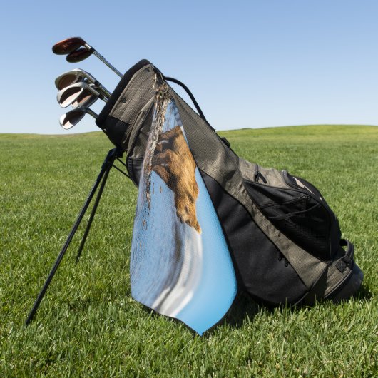 Mama beer kijkt naar haar twee kinderen golfhanddoek (Groen)