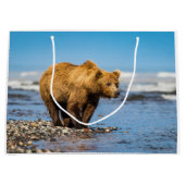 Mama beer kijkt naar haar twee kinderen groot cadeauzakje (Voorkant)