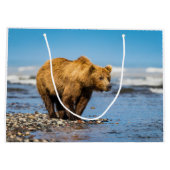 Mama beer kijkt naar haar twee kinderen groot cadeauzakje (Achterkant)