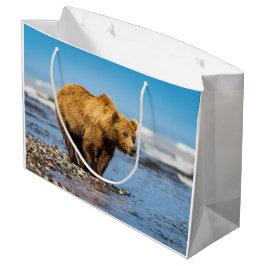 Mama beer kijkt naar haar twee kinderen groot cadeauzakje