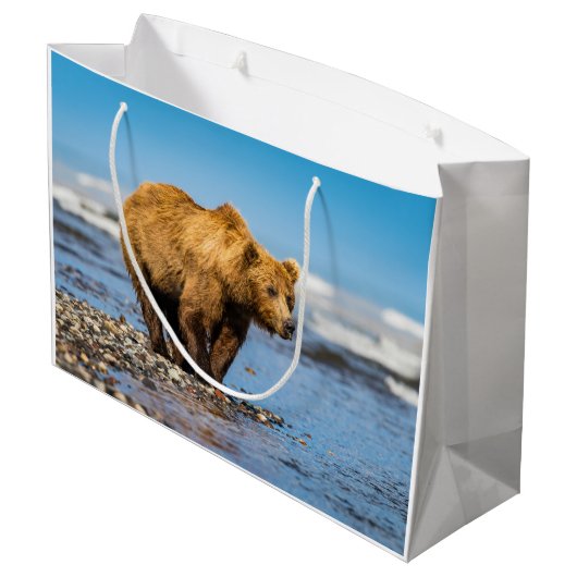 Mama beer kijkt naar haar twee kinderen groot cadeauzakje (Achterkant Gekanteld)