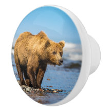 Mama beer kijkt naar haar twee kinderen