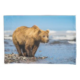 Mama beer kijkt naar haar twee kinderen kussensloop