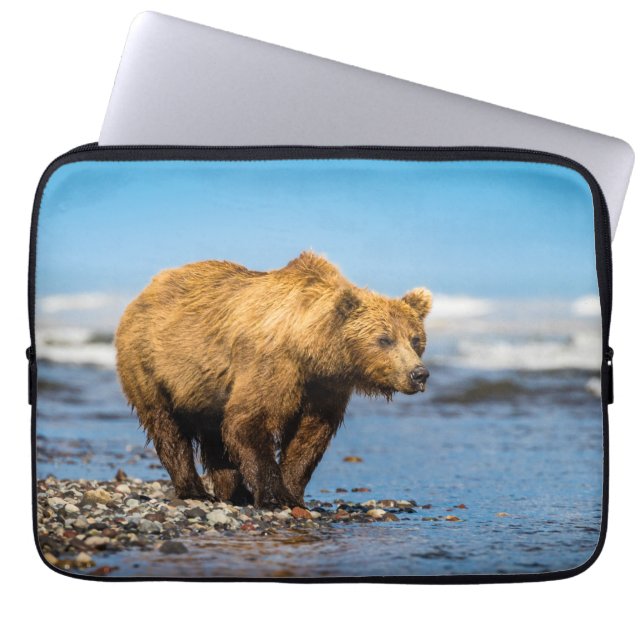 Mama beer kijkt naar haar twee kinderen laptop sleeve (Voorkant)