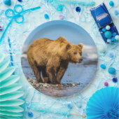 Mama beer kijkt naar haar twee kinderen papieren bordje (Feest)