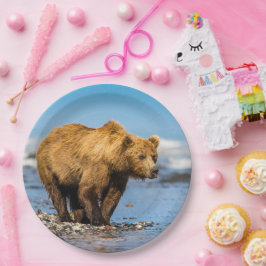 Mama beer kijkt naar haar twee kinderen papieren bordje