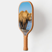 Mama beer kijkt naar haar twee kinderen pickleball paddle (Links)