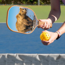 Mama beer kijkt naar haar twee kinderen pickleball paddle