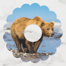 Mama beer kijkt naar haar twee kinderen wijnglaslabel