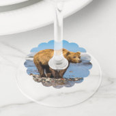 Mama beer kijkt naar haar twee kinderen wijnglaslabel (Dichtbij)