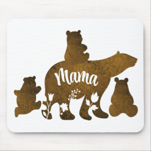 Mama Beer met 3 Baby Beer welpen volgen Mama Muismat