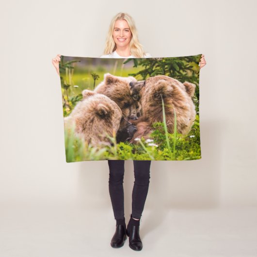 Mama beer verzorgt haar twee cubs, Lake Clark Nati Fleece Deken (In situ)