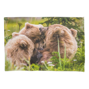 Mama beer verzorgt haar twee cubs, Lake Clark Nati Kussensloop