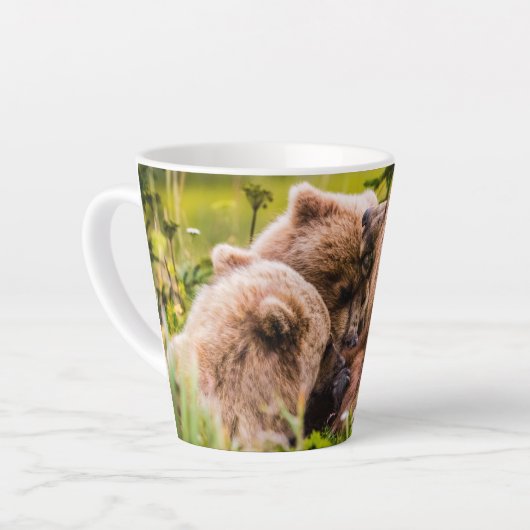 Mama beer verzorgt haar twee cubs, Lake Clark Nati Latte Mok (Linkerhoek)