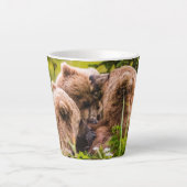 Mama beer verzorgt haar twee cubs, Lake Clark Nati Latte Mok (Voorkant)