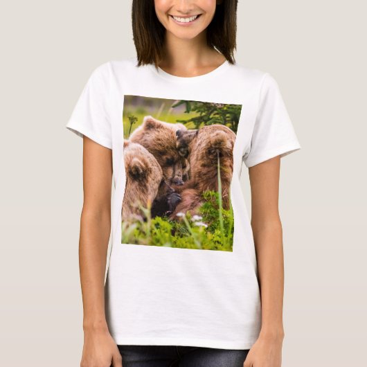 Mama beer verzorgt haar twee cubs, Lake Clark Nati T-shirt (Voorkant)
