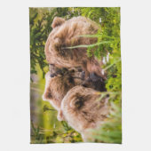 Mama beer verzorgt haar twee cubs, Lake Clark Nati Theedoek (Verticaal)