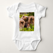 Mama beer voedt haar twee welpen, Lake Clark Natio Romper (Voorkant)