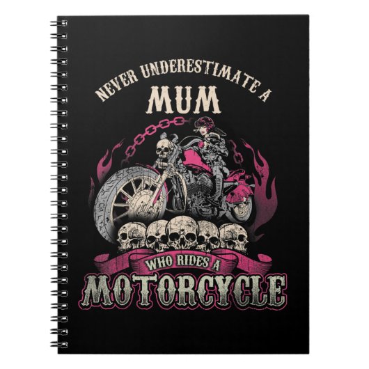Mama Biker Chick Lady onderschat motor nooit Notitieboek (Voorkant)