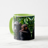 Mama chimpansees promoot haar baby. mok (Voorkant links)