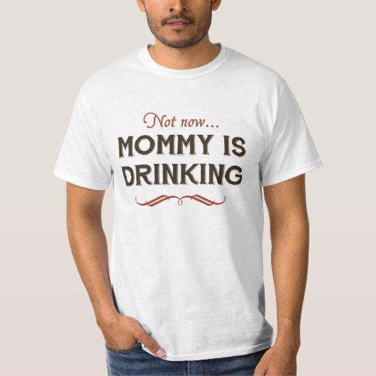 Mama Drink nu T-shirt (Voorkant)
