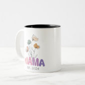 Mama Est 2024 Mothers Day Tweekleurige Koffiemok (Voorkant links)
