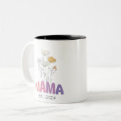 Mama Est 2024 Mothers Day Tweekleurige Koffiemok (Voorkant links)