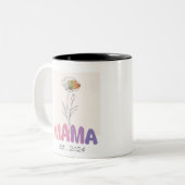 Mama Est 2024 Mothers Day Tweekleurige Koffiemok (Voorkant links)