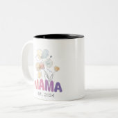 Mama Est 2024 Mothers Day Tweekleurige Koffiemok (Voorkant links)