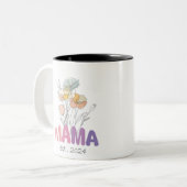 Mama Est 2024 Mothers Day Tweekleurige Koffiemok (Voorkant links)
