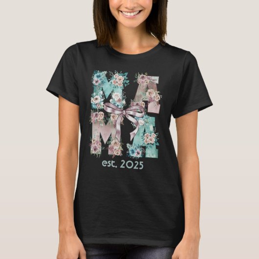 Mama Est. 2025 Floral Boho Typography Art T-shirt (Voorkant)