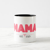 MAMA EST. 2025 - Geschenken op maat voor moeders Tweekleurige Koffiemok (Center)