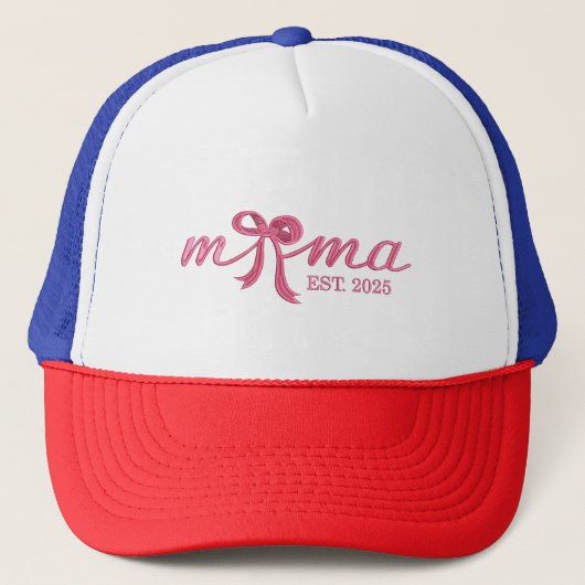 Mama Est 2025 Hot Pink Bow Coquette Moederdag Trucker Pet (Voorkant)