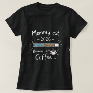 Mama Est 2026 Hart Lopend op Koffie Nieuwe Moeder  T-shirt