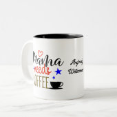Mama heeft koffie nodig personaliseren tweekleurige koffiemok (Voorkant links)