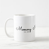 Mama heeft minimale zwarte scriptlettertype vastge koffiemok (Links)