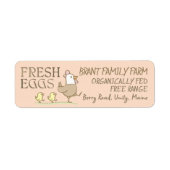 Mama hen en kuikens op een eierkleurig kartonetike etiket (Voorkant)