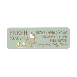 Mama hen en kuikens op een eierkleurig kartonetike etiket