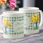 Mama in een miljoen groene narcissen in een pot koffiemok<br><div class="desc">Mum Mok met bewerkbare bewoordingen,  zoals Mum in a Million. De mok beschikt over potten met verse narcissen in bloei op een lentegroene boerderij gingham. Moderne  styling met handgeschreven typografie.</div>