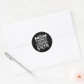 Mama Kinder Grappig Mijn moeder denkt dat ze de le Ronde Sticker (Envelop)