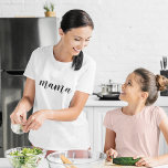 Mama | Modern minimalistisch script Moederdag T-shirt<br><div class="desc">Eenvoudig,  stijlvol aangepast 'mama'-ontwerp in een moderne,  handgeschreven script-typografie in een moderne,  minimalistische stijl. Het perfecte cadeau voor je speciale moeder op haar verjaardag,  moederdag of gewoon omdat..</div>