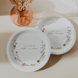 Mama naar Bee Wildflower Baby shower Papieren Bordje<br><div class="desc">Vier de aanstaande moeder met deze schattige bloemige baby showers papieren borden met een waterverf wilde bloem lijst met kleine delicate wilde bloemen en bijen.</div>