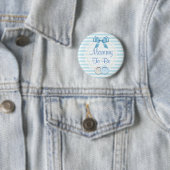 Mama om Blue Bow & Buttonnen Baby shower Button (In situ)
