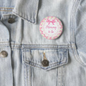Mama om Pink Daisies Baby shower Button (In situ)