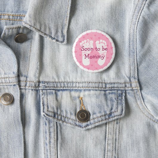 Mama om Pink Footprints Baby shower Button (In situ)