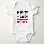mama papa baby jongensnaam rode tekst Baby shower Romper (Voorkant)