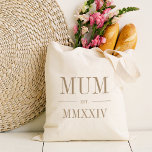 MAMA ROMEINS CIJFER JAAR VASTGESTELD TOTE BAG<br><div class="desc">Een moderne minimalistische canvas tas om een chique mummie te vieren,  dit schone minimalistische tas is voorzien van "Mum" of uw keuze van bijnaam in neutrale bruine serif letters. Aanpassen met het jaar dat ze een moeder werd onder in elegante Romeinse cijfers voor een chique touch.</div>
