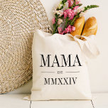 Mama Romeins numeriek jaar vastgesteld Tote Bag<br><div class="desc">Een moderne minimalistische canvas tas om een chique nieuwe moeder te vieren,  dit schone minimalistische tas is voorzien van "Mama" of uw keuze van mama bijnaam in zwarte serif letters. Aanpassen met het jaar dat ze werd een moeder onder in elegante Romeinse cijfers voor een chique touch.</div>
