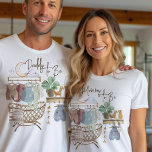 Mama te zijn Boho kinderkamer Baby kleding T-shirt<br><div class="desc">Mama to Be t-shirt voor je baby shower, gender reveal, zwangerschapsaankondiging etc. Je kunt de tekst aanpassen om te lezen dat het een meisje is of dat het een jongen, mama is of bijvoorbeeld een nieuwe moeder. Dit ontwerp heeft illustraties met een kinderdagverblijf, waaronder een wieg en een babydeken, babykleding...</div>